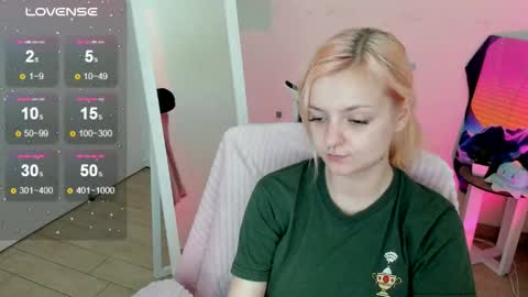 Snapshot of red_bestie_ chatting on 18, 9, 2025 Bestie online show from 18, 9, 2025