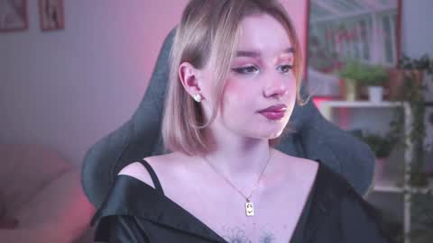 Snapshot of red_queeen chatting on 4, 12, 2024 QUEEN OF EVIL online show from 4, 12, 2024