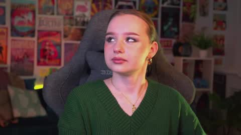 Snapshot of red_queeen chatting on 12, 12, 2024 QUEEN OF EVIL online show from 12, 12, 2024