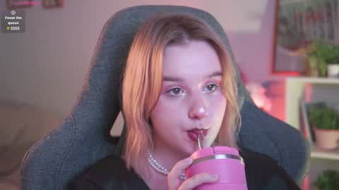 Snapshot of red_queeen chatting on 17, 12, 2024 QUEEN OF EVIL online show from 17, 12, 2024