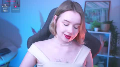 Snapshot of red_queeen chatting on 11, 3, 2025 QUEEN OF EVIL online show from 11, 3, 2025