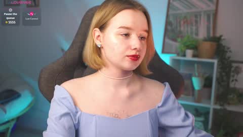 Snapshot of red_queeen chatting on 12, 3, 2025 QUEEN OF EVIL online show from 12, 3, 2025