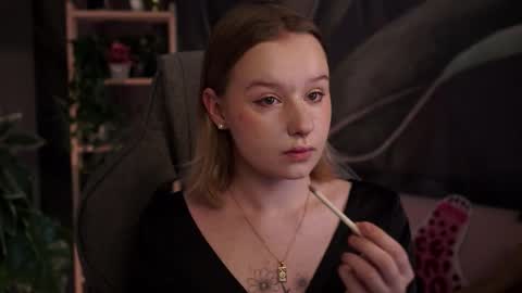 Snapshot of red_queeen chatting on 12, 10, 2025 QUEEN OF EVIL online show from 12, 10, 2025