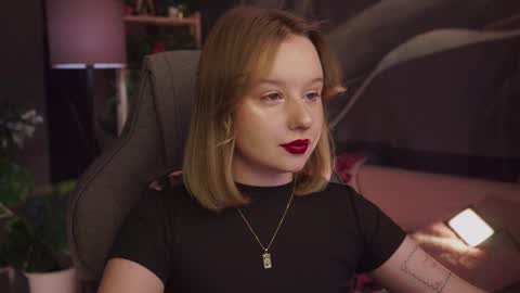 Snapshot of red_queeen chatting on 8, 11, 2025 QUEEN OF EVIL online show from 8, 11, 2025