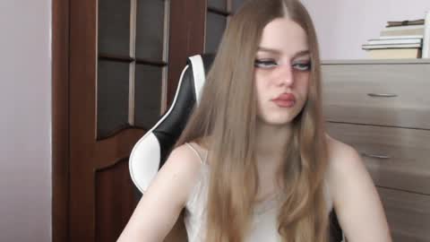 Snapshot of redhead_rabbit chatting on 25, 4, 2026 Lily online show from 25, 4, 2026