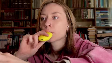 Snapshot of retromarie chatting on 5, 4, 2026 Rie online show from 5, 4, 2026