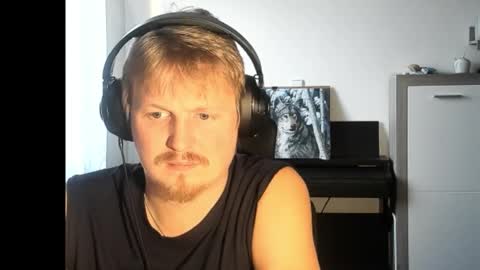 Snapshot of robirt5 chatting on 31, 10, 2025 Bob online show from 31, 10, 2025