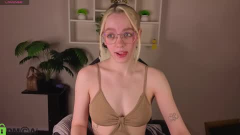 Snapshot of rockett_bunny chatting on 24, 4, 2026 Rockett online show from 24, 4, 2026