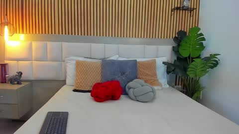 roseaurora online show from 7, 11, 2025