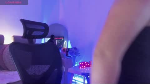 Snapshot of ross_lee chatting on 8, 4, 2026 ross_lee online show from 8, 4, 2026