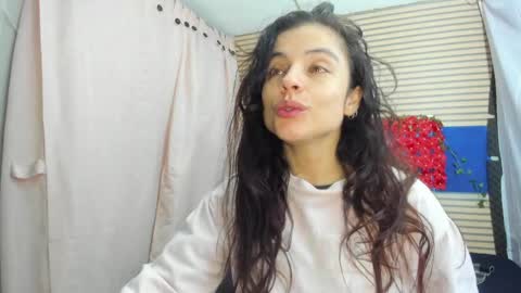 Snapshot of rosse_25 chatting on 19, 5, 2026 Would you like to help me with supplementation and sports suits so I can compete in powerlifting online show from 19, 5, 2026
