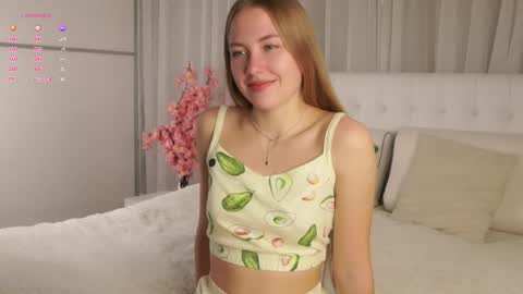 Snapshot of roxanelan chatting on 17, 10, 2025 Anna Lokiss online show from 17, 10, 2025