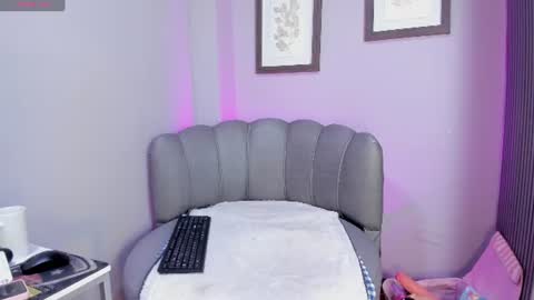 Snapshot of roxanna_moore2 chatting on 19, 6, 2026 Roxanna online show from 19, 6, 2026