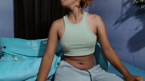 Snapshot of roxanne_98 chatting on 25, 5, 2026 roxanne_98 online show from 25, 5, 2026