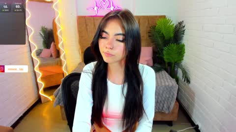 Snapshot of roxanne_tay chatting on 8, 1, 2025 roxanne_tay online show from 8, 1, 2025