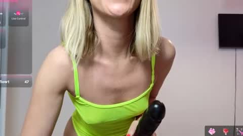 Snapshot of roxannequin chatting on 11, 6, 2026 roxanne online show from 11, 6, 2026