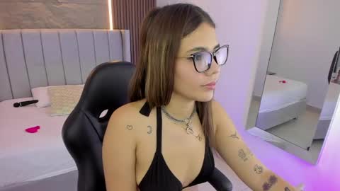 Snapshot of roxi_moon1 chatting on 23, 5, 2026 R O X Y online show from 23, 5, 2026