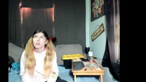 roxihazeleyes online show from 6, 4, 2026