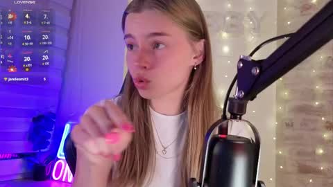 Snapshot of roxxxie_reid chatting on 27, 5, 2026 Roxieex ABBY online show from 27, 5, 2026
