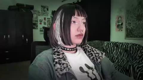Snapshot of roxy_toxic chatting on 18, 6, 2026 Roxy Independient model Help me to reach 50 thumbs up online show from 18, 6, 2026