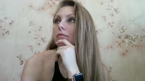 Snapshot of roxyfox18x01 chatting on 5, 3, 2026 roxyfox18x01 online show from 5, 3, 2026