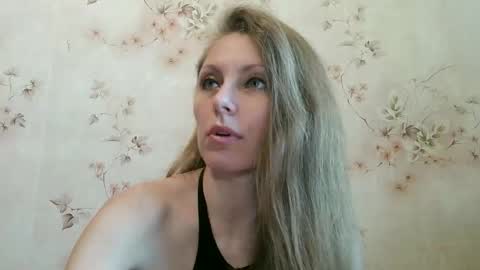 Snapshot of roxyfox18x01 chatting on 11, 3, 2026 roxyfox18x01 online show from 11, 3, 2026