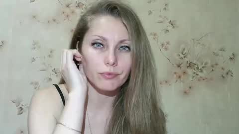 Snapshot of roxyfox18x01 chatting on 2, 4, 2026 roxyfox18x01 online show from 2, 4, 2026