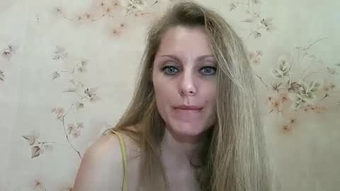 Snapshot of roxyfox18x01 chatting on 11, 4, 2026 roxyfox18x01 online show from 11, 4, 2026