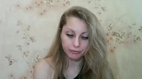 Snapshot of roxyfox18x01 chatting on 13, 4, 2026 roxyfox18x01 online show from 13, 4, 2026