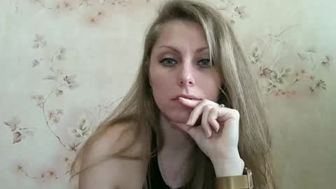 Snapshot of roxyfox18x01 chatting on 14, 4, 2026 roxyfox18x01 online show from 14, 4, 2026