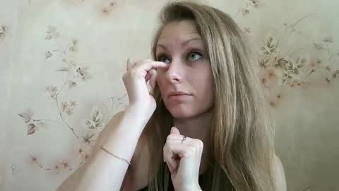 Snapshot of roxyfox18x01 chatting on 15, 4, 2026 roxyfox18x01 online show from 15, 4, 2026