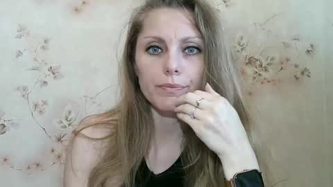 Snapshot of roxyfox18x01 chatting on 17, 4, 2026 roxyfox18x01 online show from 17, 4, 2026