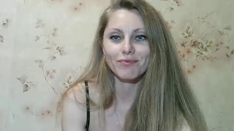 Snapshot of roxyfox18x01 chatting on 27, 4, 2026 roxyfox18x01 online show from 27, 4, 2026