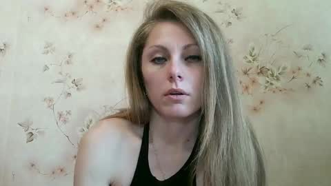 Snapshot of roxyfox18x01 chatting on 30, 4, 2026 roxyfox18x01 online show from 30, 4, 2026