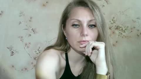 Snapshot of roxyfox18x01 chatting on 20, 5, 2026 roxyfox18x01 online show from 20, 5, 2026