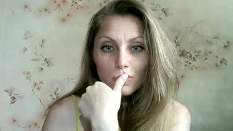 Snapshot of roxyfox18x01 chatting on 20, 6, 2026 roxyfox18x01 online show from 20, 6, 2026