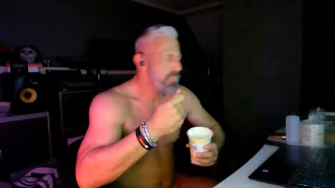 Chico que rico Caliente online show from 10, 4, 2026