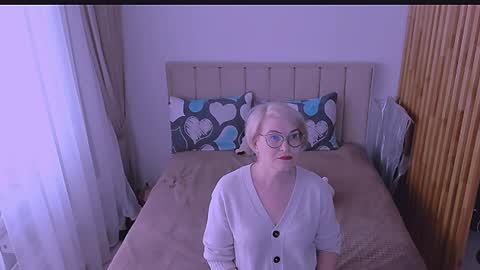 Sabrina MacMarren online show from 4, 4, 2026