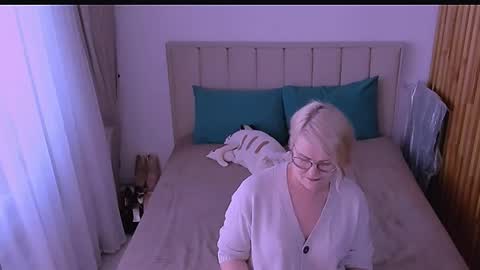 Snapshot of sabrinamacmarren chatting on 1, 5, 2026 Sabrina MacMarren online show from 1, 5, 2026