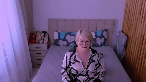 Snapshot of sabrinamacmarren chatting on 19, 5, 2026 Sabrina MacMarren online show from 19, 5, 2026