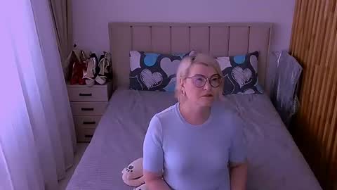 Snapshot of sabrinamacmarren chatting on 15, 6, 2026 Sabrina MacMarren online show from 15, 6, 2026