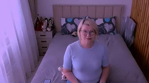Snapshot of sabrinamacmarren chatting on 19, 6, 2026 Sabrina MacMarren online show from 19, 6, 2026