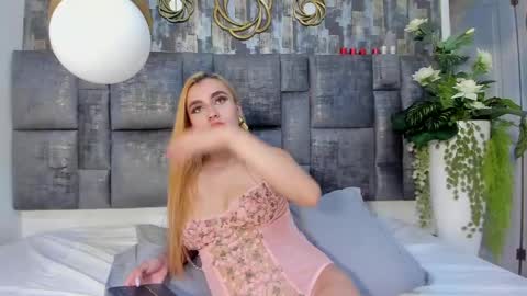 Snapshot of salomelarzon chatting on 22, 4, 2026 Salome Larzon online show from 22, 4, 2026