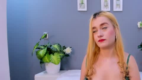Snapshot of salomelarzon chatting on 7, 5, 2026 Salome Larzon online show from 7, 5, 2026