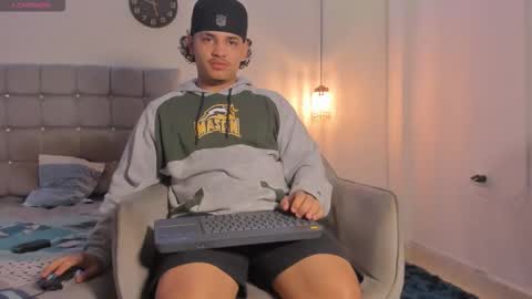 Snapshot of samxx_muscle chatting on 1, 12, 2025 samxx_muscle online show from 1, 12, 2025