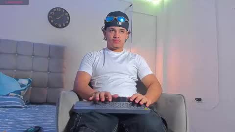 Snapshot of samxx_muscle chatting on 21, 12, 2025 samxx_muscle online show from 21, 12, 2025