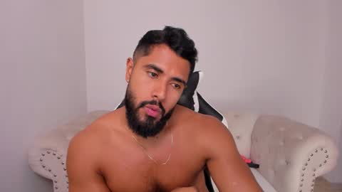 santiago_huntt online show from 8, 1, 2026