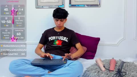 Snapshot of santy_carrington chatting on 4, 1, 2025 Santiago Carrington online show from 4, 1, 2025