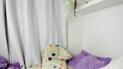 Snapshot of santy_kitty chatting on 23, 12, 2024 kitty online show from 23, 12, 2024