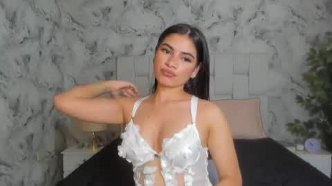 Snapshot of sara_fernandezz chatting on 8, 3, 2025 sara online show from 8, 3, 2025